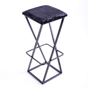 banqueta industrial z alta com apoio para os pes preto com acento estofado preto